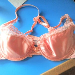 VICTORIA SECRET SILKY PEACH UNDERWIRE BRA W LACE